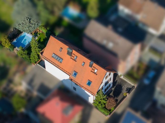 Deux grandes maisons (en très bon état) de style maison jumelée avec salles de bains baignées de lumière naturelle et piscine accueillante – Photo 1