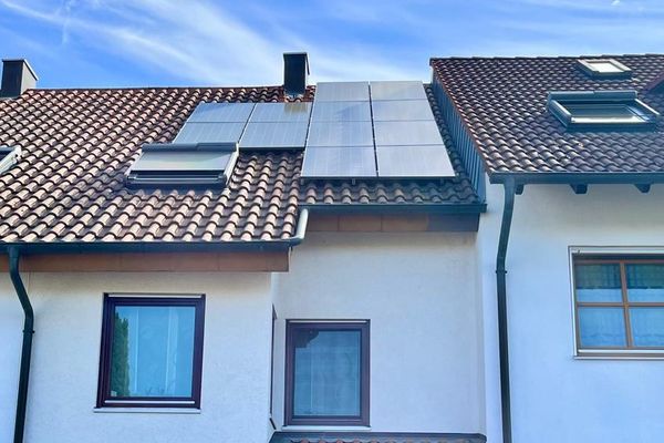 Modernisiertes Split-Level-Reihenhaus mit Garten, Kamin, PV-Anlage & Tesla Powerwall in Bernhausen