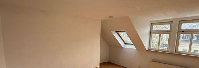 Günstige DG 2-Zimmer mit Wanne und Laminat in guter Lage!