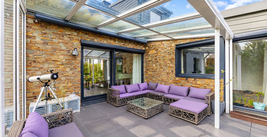 Casa unifamiliare modernizzata con 187 m² di superficie abitabile, 6 locali, garage e giardino, senza intermediario – Überdachte Terrasse