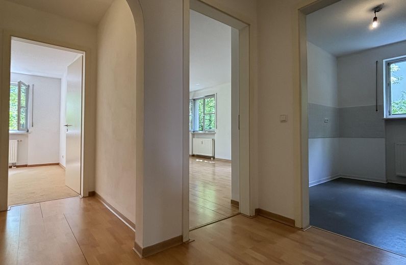 Zimmer li. von Küche