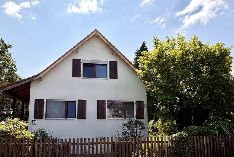 Freistehendes Einfamilienhaus mit Photovoltaikanlage auf sonnigem Grundstück in Berlin-Wittenau – Straßenseitige Ansicht