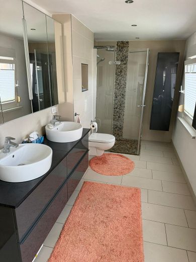 Detached house with 1209 sqm plot & over 250 sqm usable floor space – Masterbad