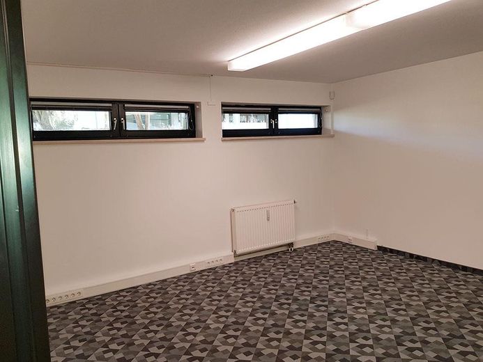 Retail space / office / practice — quiet yet central / S-Bahn around the corner / on 2 levels – 2geteilter Raum2 im Souterrain