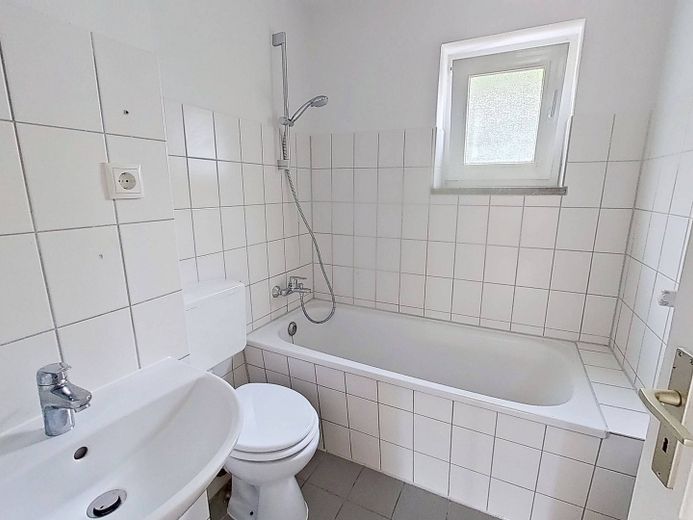 Bunte Blätter, kühles Wetter – 1 Kaltmieterlass fürs kuschelige Heim: Gemütliche 2-Zimmer-Wohnung mit Wannenbad – Ansicht I: Bad