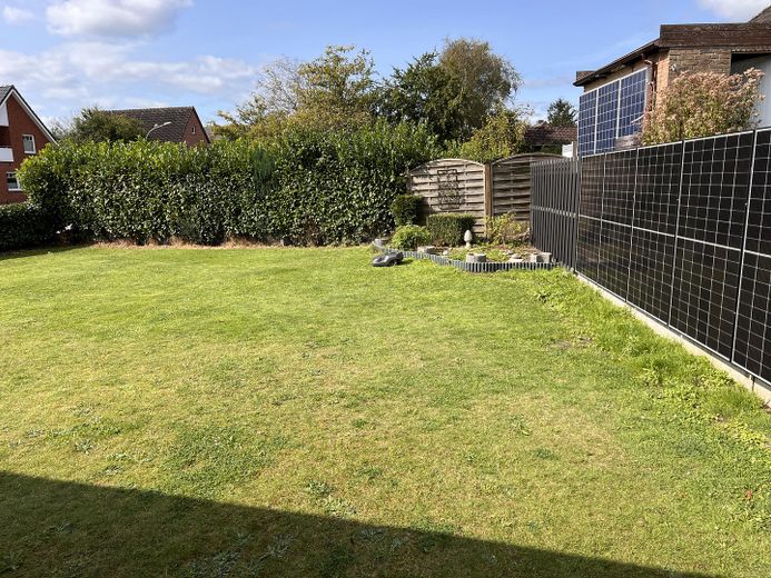 Casa unifamiliare a Schwabstedt, con impianto fotovoltaico, accumulo e solare termico – Garten