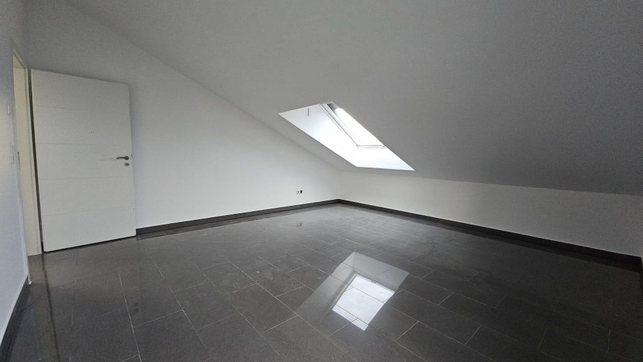 3,5-Zimmer-Wohnung in Bad Vilbel: Modernes Wohnen mit Dachboden – Wohnzimmer