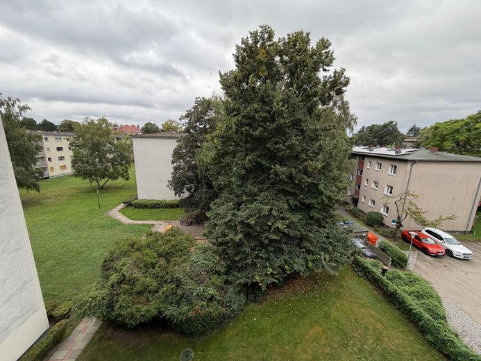 Joya residencial lista para entrar a vivir, con cocina a medida y tranquilo balcón con vistas al verde: ¡sin comisión! – Aussicht aus dem Balkon