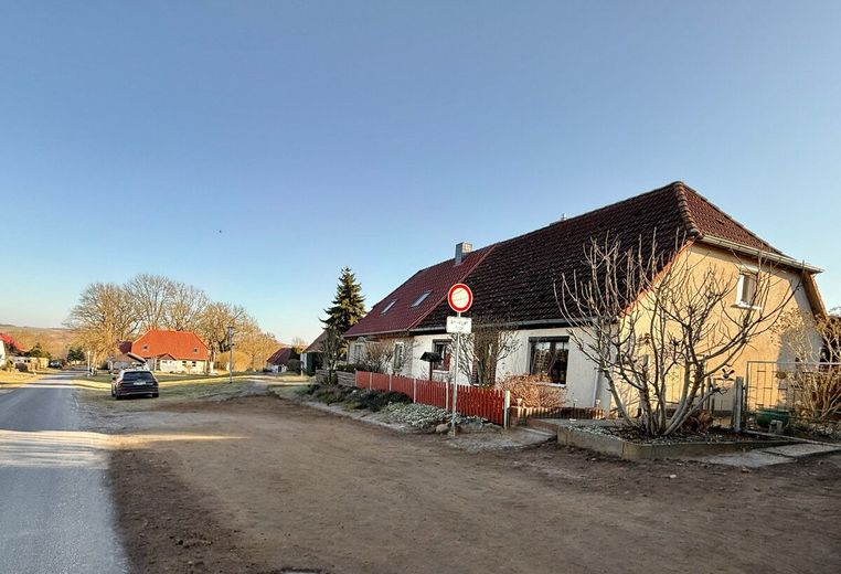 HORN IMMOBILIEN++ 15 km bis Neubrandenburg, schöne Doppelhaushälfte mit großen Grundstück &amp; 2 Garagen – Straßenansicht