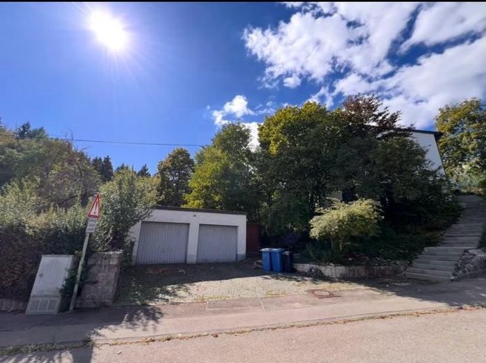 Exclusive house with a separate apartment in a quiet location on the edge of the forest in Tuttlingen – Garagen+Stellplätze