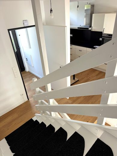 Neuwertiges Reihenmittelhaus, Fußbodenheizung, eigenem Garten & Garage – Treppenhaus