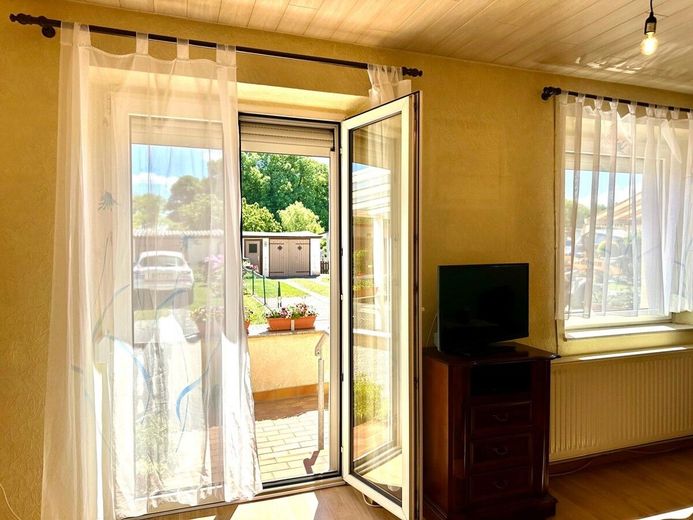 HORN IMMOBILIEN ++ gepflegtes Reihenmittelhaus in Ueckermmünde, nur ca. 1 km vom Strand entfernt – Wohnzimmer