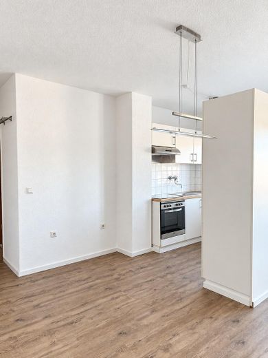 Eerste bewoning na renovatie 2-kamerappartement, met balkon, inbouwkeuken en parkeerplaats in de ondergrondse garage – Wohnzimmer mit Küche