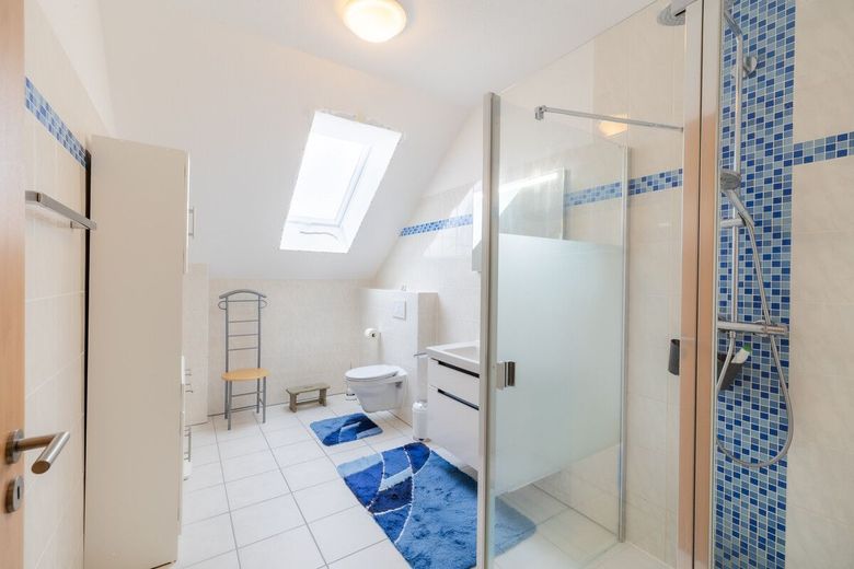Ein Zuhause, das mitdenkt: modern, effizient und familienfreundlich! Familienhaus mit viel Platz! – Kinderbad im OG