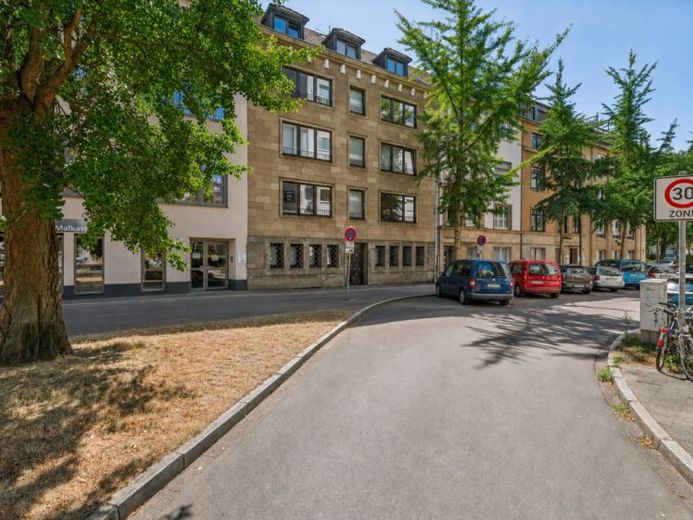 Großzügiges Wohnen. 
Mit Liebe zum Detail kernsanierte 2.5-Zimmer-Wohnung mit großer Loggia in begehrter Lage – Foto 1