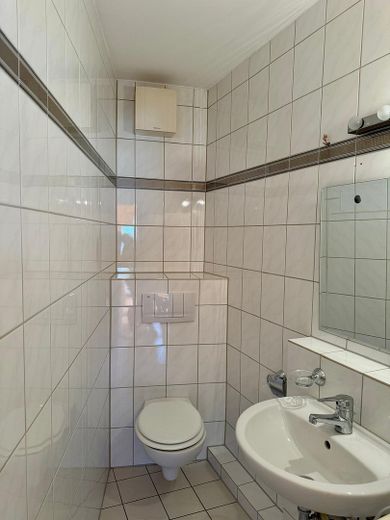 3 Zimmerwohnung mit 3 Tiefgaragenplätzen und 4 Balkonen – WC/Waschraum oben