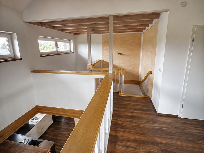 Außergewöhnliches Architektenhaus m. hochwertiger Ausstattung, Wohnkeller u. traumhaftem Südgarten – OG Treppe zum EG