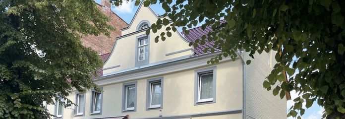 Hauptgebäude mit Einfahrt
