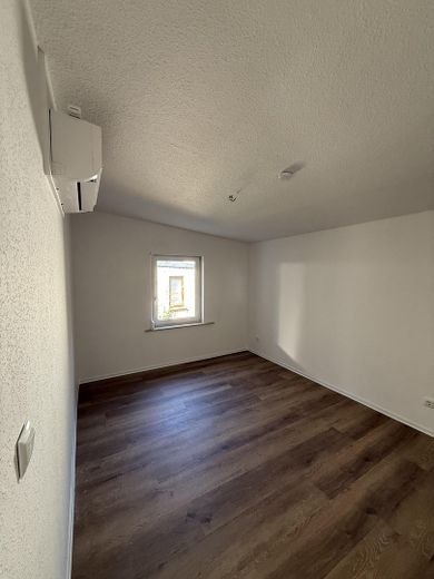 Frisch saniertes Einfamilienhaus mit Kaminofen auf 634qm Grundstück - provisionsfrei – Schlafzimmer Ansicht 1
