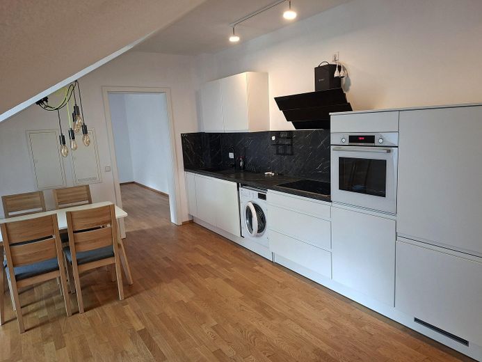 Moderno appartamento mansardato con 2 locali a Fürth | Cucina componibile | Ascensore | Garage sotterraneo | Anno di costruzione 2021 – Foto 3
