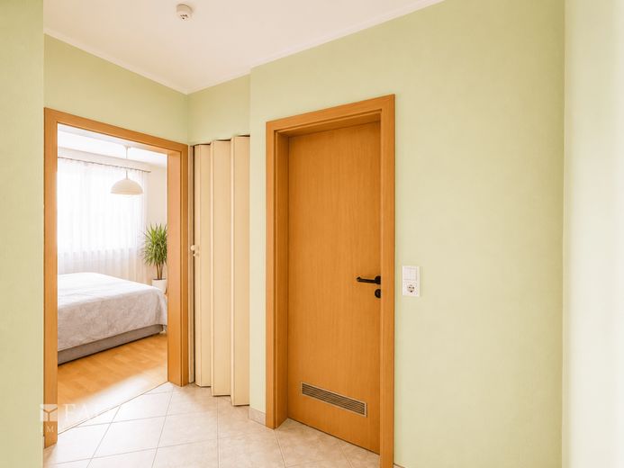 Gepflegte 2-Zimmer-ETW mit Balkon, Stellplatz und EBK - ideal für Eigennutzer und Kapitalanleger – Flur mit Abstellraum