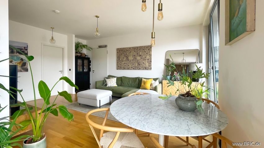 Hochwertige Dachterrassen-Wohnung, Blick auf den Fernsehturm – living room, kitchen