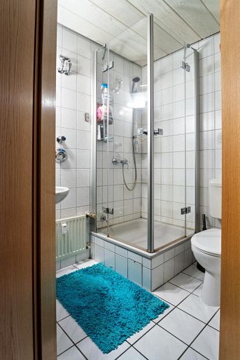 gepflegte 3-Raum-Wohnung mit Balkon – Gäste-WC mit Dusche