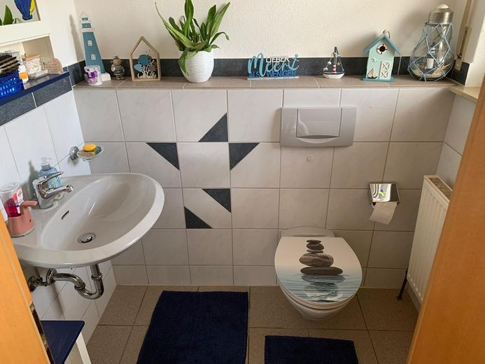 Schöne DHH am Ortsrand mit unverbautem Blick // 147qm Wohnfläche / 7 Zimmer / Einziehen & Wohlfühlen – Gäste-WC (EG)