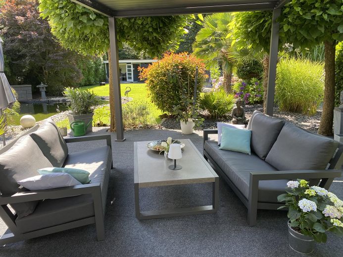 Exklusives Einfamilienhaus mit Wellnessgarten – Wohnen auf höchstem Niveau – Terrasse / Essbereich