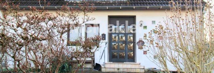 Freistehendes Zweifamilienhaus: 3 Garagen, 1 Carport & Wintergarten