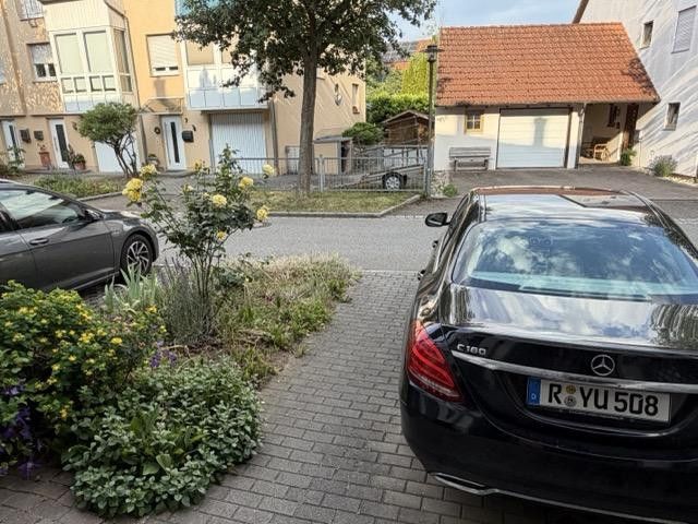 Modernes Familien-Reihenhaus in ruhiger Lage von Regensburg-Burgweinting – 2d_Stellplatz Vorgarten