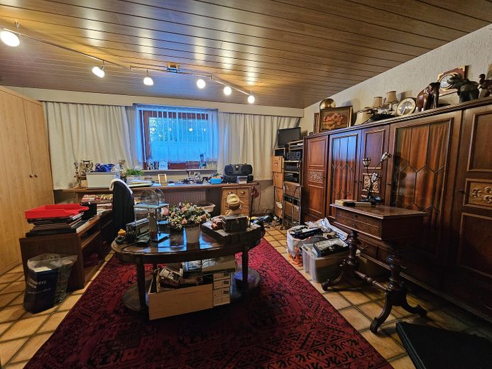 Piękny dom w stylu bungalowu z ogrodem i dużym garażem – Zimmer im Keller