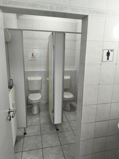 Gewerbehalle / Lagerhalle / Halle 624qm / Büro 247qm in 91126 Rednitzhembach – Toiletten Herren im EG