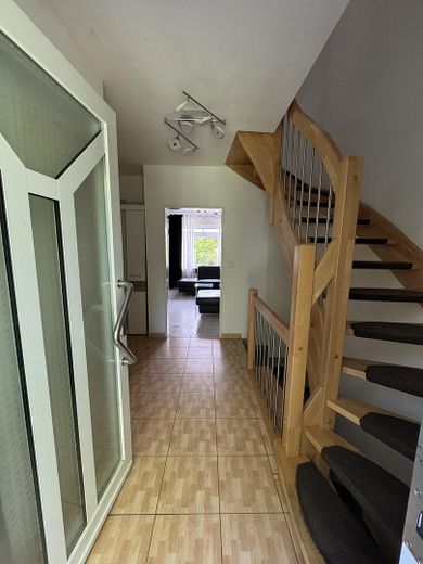 Gepflegtes Reihenmittelhaus in ruhiger Lage mit Garten und Garage – Flur