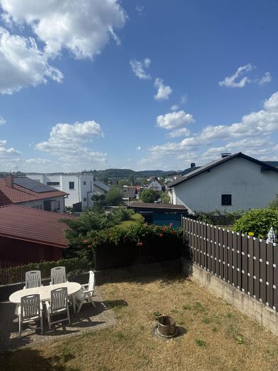 Exklusiver freistehender Bungalow mit Einliegerwohnung, Fernblick, Doppelgarage & großem Garten – Foto 44