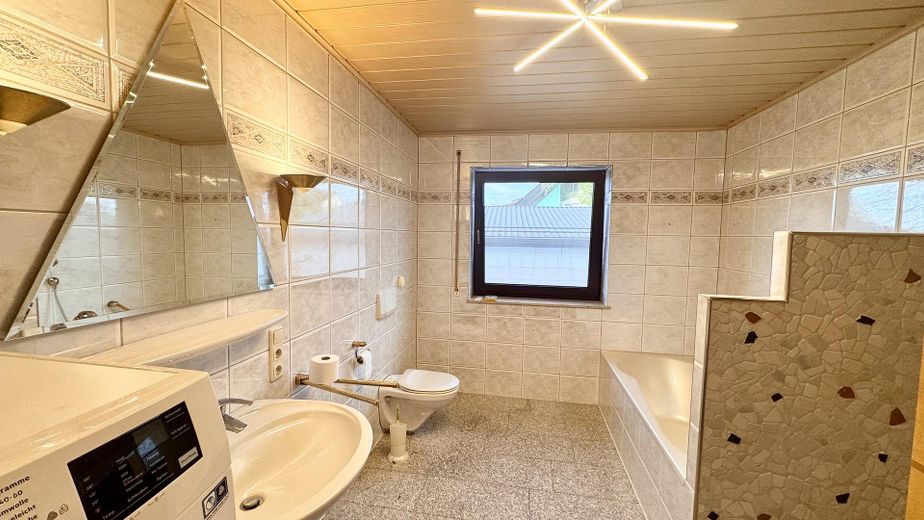 БЕЗ КОМИССИИ: отремонтированный многоквартирный дом с доходностью 7,2 % или коэффициентом 13,8 – Bad mit Dusche und Badewanne 