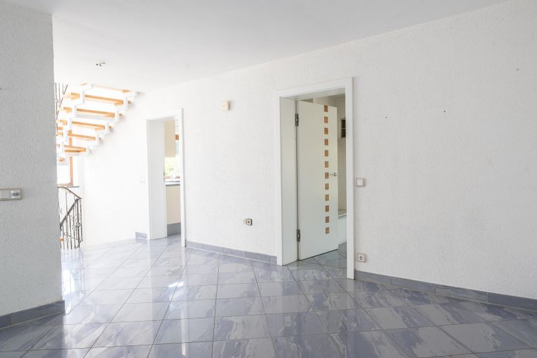 Exklusives Einfamilienhaus in traumhafter Flusslage - Wohnen, wo andere ihre Freizeit verbringen – Flur EG