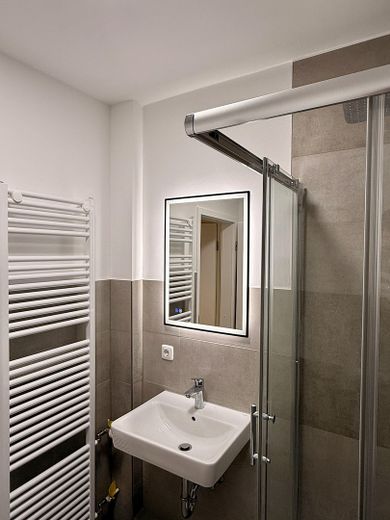 Provisionsfreie frisch renovierte EG-Wohnung mit Stellplatz nahe Wilhelmplatz und Schreventeich – Bad 2