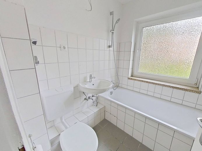 Modern&hell: Große 2-Zi.-Whg. mit BALKON im Nordwesten von Rendsburg – Bad