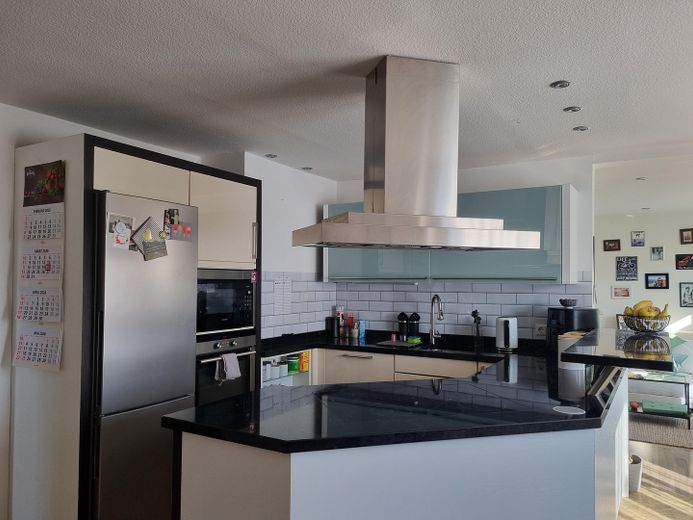 Appartamento di 3,5 locali, terrazza sul tetto di 98 m², veranda, garage doppio – Küche