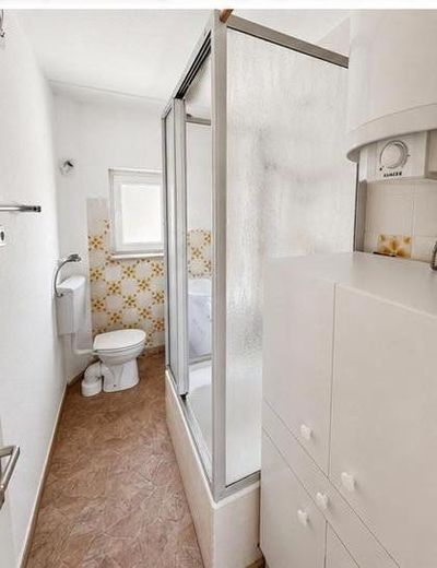 Bad mit Dusche und WC