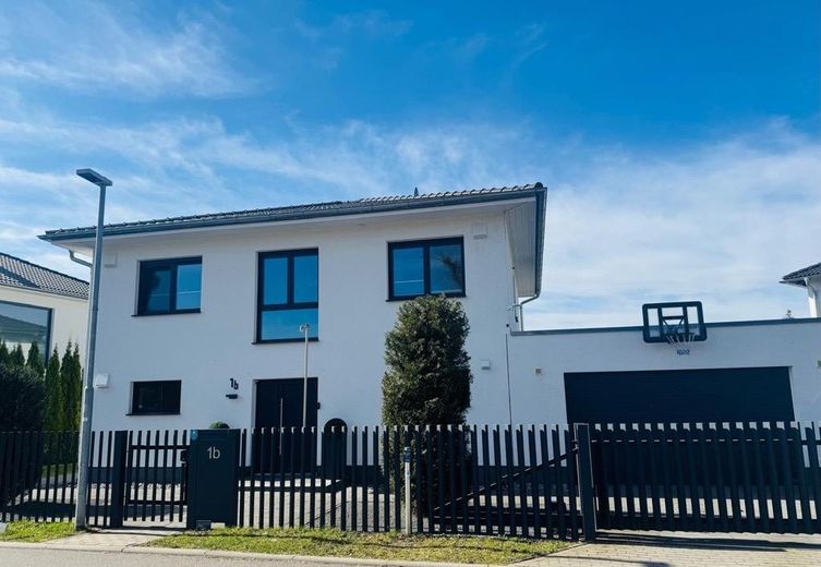 !SAHİBİNDEN SATILIK! Çift garajlı ve ısıtmalı havuzlu, son derece bakımlı 6 odalı şehir villası – Vorderansicht Haus