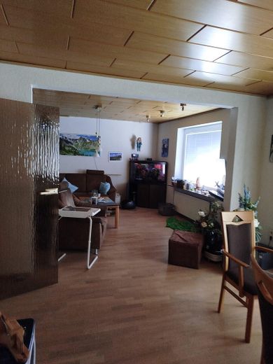 Casa unifamiliare ben tenuta con edificio accessorio e piscina riscaldabile – Wohnzimmer