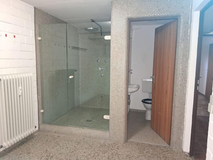विशाल भूतल अपार्टमेंट, घर जैसा एहसास, बड़ा तहखाना और बगीचा – Dusche im Keller