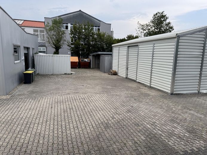 Werkstatt Ausstellung Lager mit exklusivem Betriebsleiter Wohnhaus – Hof und Leichtbauhalle