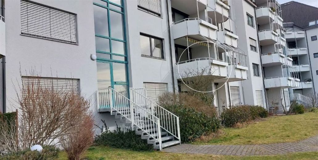 Großzügiger Laden mit Backoffice, Terrasse und Küche in frequentierter Lage – Hausansicht