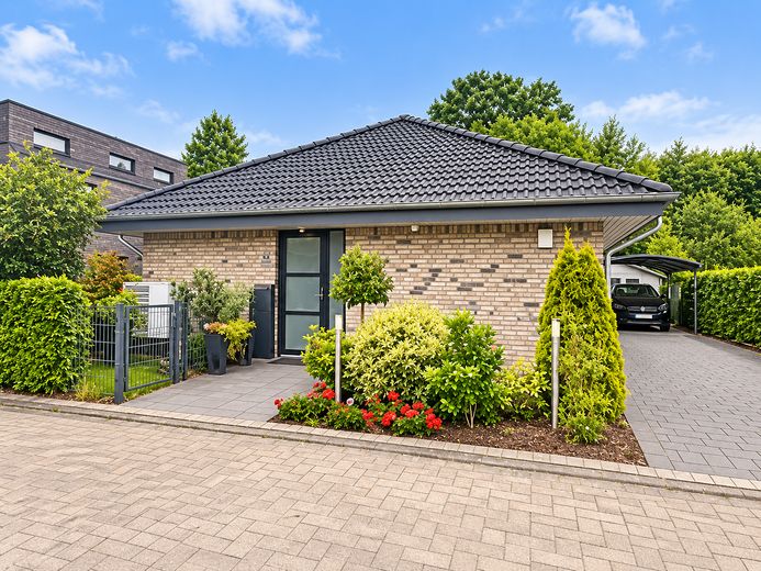 Nowoczesny bungalow KfW-40 – 125 m² powierzchni mieszkalnej, działka 811 m² i duży ogród – Aussenansicht