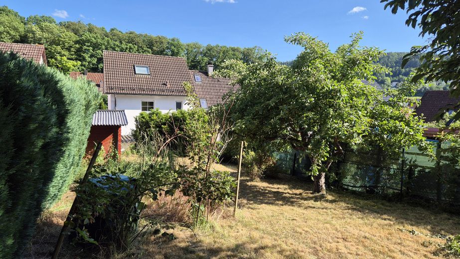 €12,000 saved on estate agent fees! Modernised semi-detached house with garden: close to the centre, quiet, low ancillary costs – Garten in leichter Hanglage