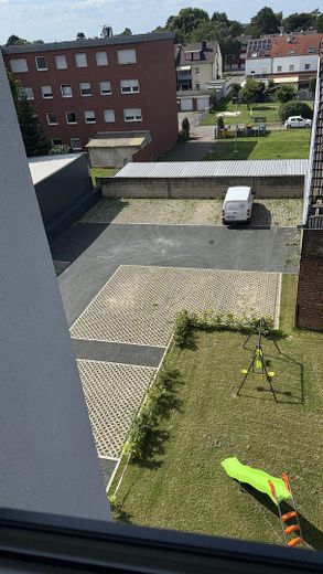 شقة حديثة من 3 غرف مع منطقة معيشة مفتوحة ومصعد وموقف سيارات في ألسدورف – Parkplatz
