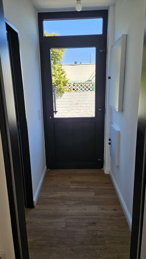 Neuwertiges Reihenmittelhaus mit PV-Anlage, Fußbodenheizung, neuem Dach, eigenem Garten & Garage – Eingangsbereich